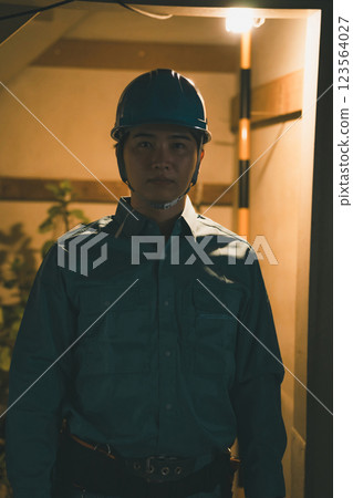 Electrical worker  123564027