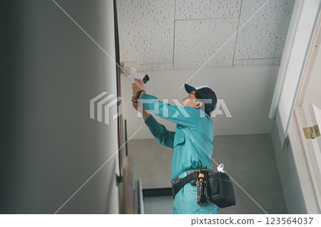 Electrical worker  123564037