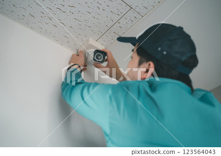 Electrical worker  123564043