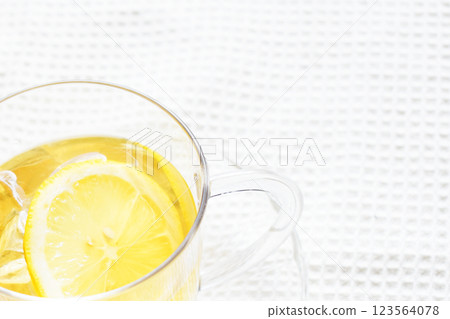 一款溫和的花草茶，讓您在花粉症季節精神煥發 - 用接骨木花和檸檬製成的飲料 123564078