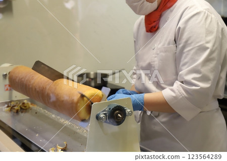 手工製作的Baumkuchen 123564289