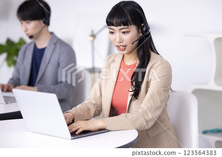 在商務呼叫中心工作的年輕男女 123564383
