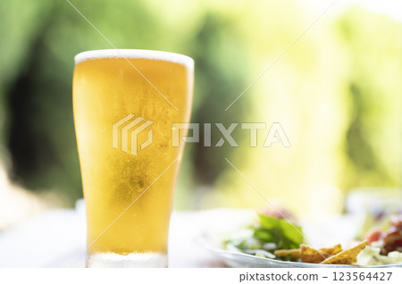 盛夏的美味生啤酒和炸玉米餅 123564427