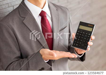 拿著黑色計算器的中年男性商人 123564677