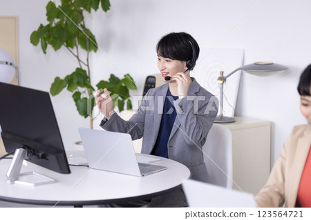 在商務呼叫中心工作的年輕男女 123564721