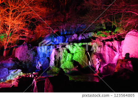 熊本縣牛深町日本花園中燈光美麗的瀑布 123564805