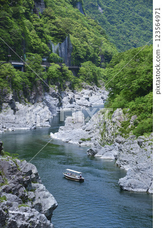 Going down the Oboke Gorge through strangely shaped rock formations 123564971