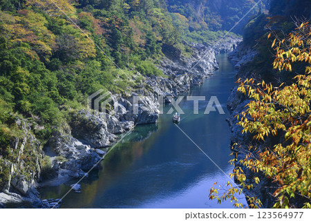 River boat ride through Oboke Gorge with autumn leaves 123564977