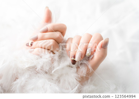 美甲沙龍 - 女人在做凝膠指甲（米色、棕色、秋冬設計） 123564994