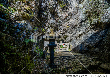 日龍寺高澤觀音寺院內的景色,該寺有一座由北條政子捐贈的寶塔 日龍寺高澤觀音寺院內的景色,該寺有一座由北條政子捐贈的寶塔 123565071