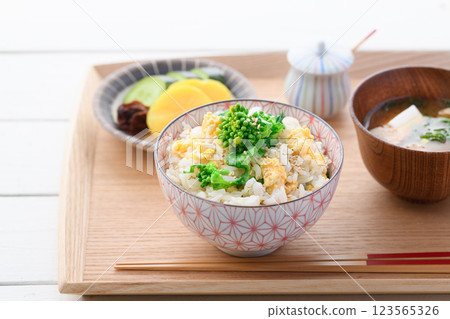 Mixed rice with rape blossoms and scrambled eggs 123565326