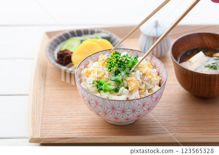 油菜花炒蛋飯 油菜花炒蛋飯 123565328