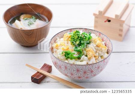 Mixed rice with rape blossoms and scrambled eggs 123565335