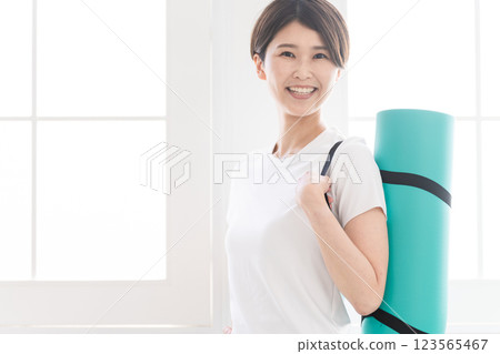 年輕女子做瑜伽,健康形象 年輕女子做瑜伽,健康形象 123565467