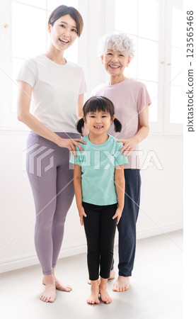 三位身穿運動服的女子運動形象 三位身穿運動服的女子運動形象 123565468