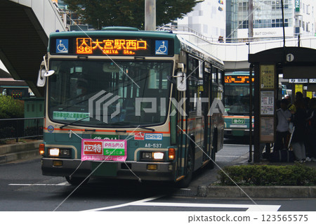 Seibu Bus (Isuzu Cubic) in front of the west exit of Omiya Station 123565575