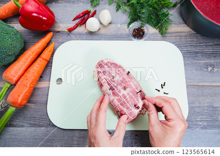 網兜裹豬肩肉 網兜裹豬肩肉 123565614