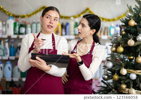 Women sellers taking inventory with tablet in store 123566058
