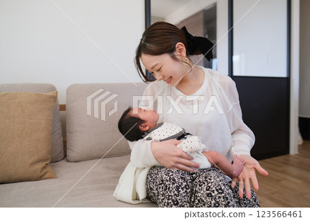 寶寶看著媽媽 123566461