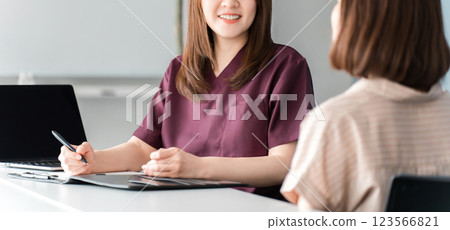 一名女病人與醫生、護士和輔導員在醫院進行體檢、諮詢和諮詢 123566821