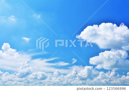 夏天藍天和雲彩 夏天藍天和雲彩 123566996