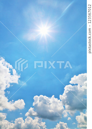 夏天藍天、雲彩和太陽 夏天藍天、雲彩和太陽 123567012