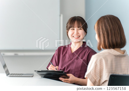 一名女病人與醫生、護士和輔導員在醫院進行體檢、諮詢和諮詢 123567158