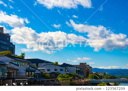 [京都風景]從三條大橋望去鴨川周圍的天空和雲彩 123567209
