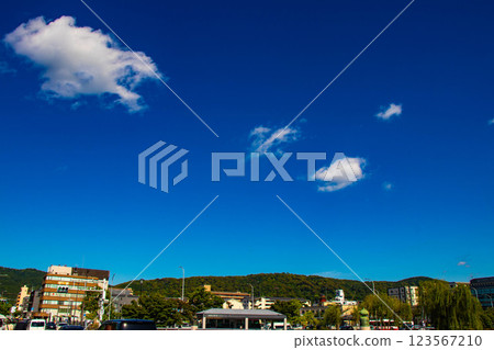 [京都風景]從三條大橋望去鴨川周圍的天空和雲彩 123567210