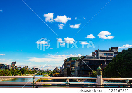[京都風景]從三條大橋望去鴨川周圍的天空和雲彩 123567211
