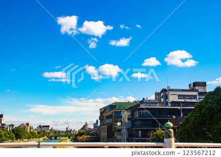 [Kyoto scenery] Sky and clouds around the Kamo River as seen from Sanjo Ohashi Bridge 123567212