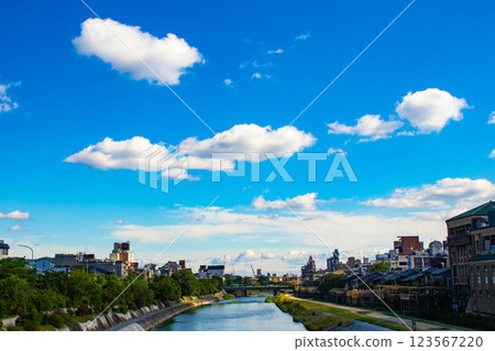 [Kyoto scenery] Sky and clouds around the Kamo River as seen from Sanjo Ohashi Bridge 123567220