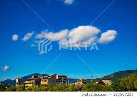 [京都風景]從三條大橋望去鴨川周圍的天空和雲彩 123567225