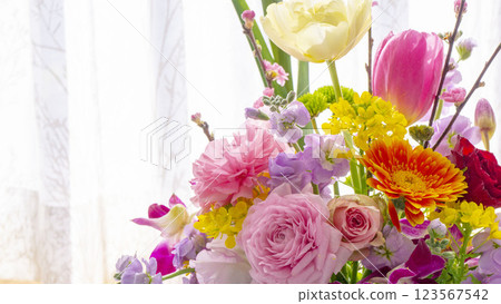 春季花束背景,各種盛開的花朵 — — 充滿活力和色彩 春季花束背景,各種盛開的花朵 — — 充滿活力和色彩 123567542