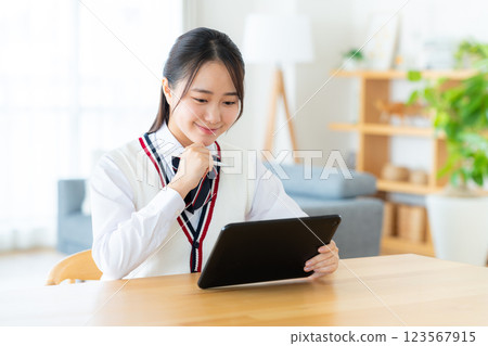 學校女生學習 123567915