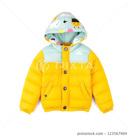 簡單背景下的兒童羽絨服 123567984