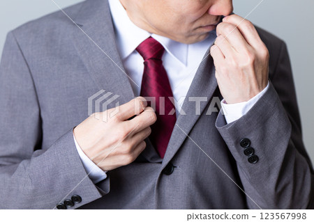 聞西裝的中年男性商人 聞西裝的中年男性商人 123567998