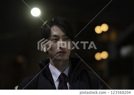 深夜回家的商人 123568204