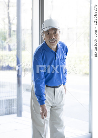 老人打掃 123568279