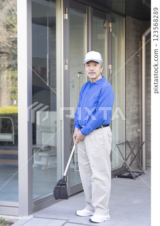 老人打掃 123568289