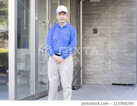 送行李的老人 123568290