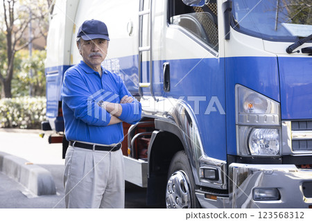 駕駛卡車的老人 123568312