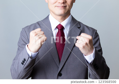 一位身穿西裝的中年男性商人指著他的食指 123568500