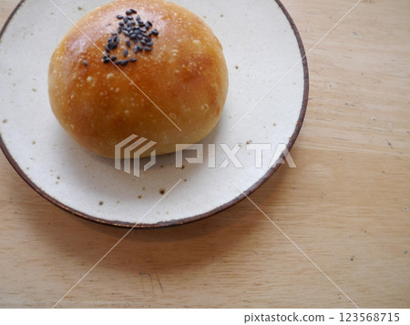 白盤子裡的紅豆麵包 白盤子裡的紅豆麵包 123568715
