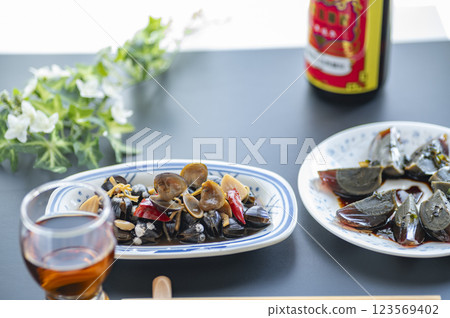 中國菜開胃菜Petan和紹興酒，用於醬油醃蛤蜊 123569402