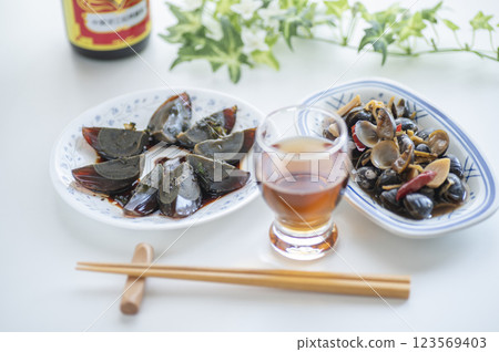中國菜開胃菜Petan和紹興酒，用於醬油醃蛤蜊 123569403