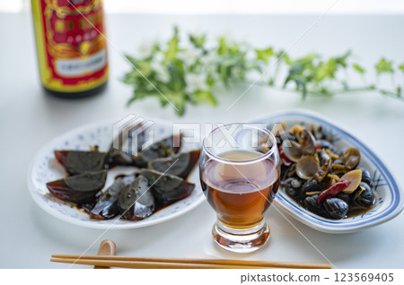 Chinese food appetizer Petan and Shaoxing wine for pickled clams in soy sauce 123569405