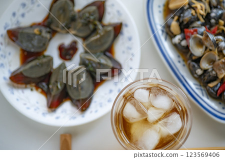 中國菜開胃菜Petan和紹興酒,用於醬油醃蛤蜊 中國菜開胃菜Petan和紹興酒,用於醬油醃蛤蜊 123569406