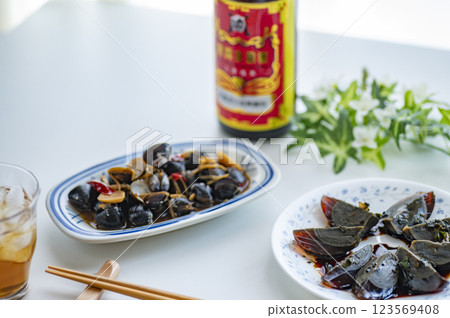 中國菜開胃菜Petan和紹興酒，用於醬油醃蛤蜊 123569408