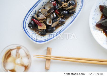 中國菜開胃菜Petan和紹興酒，用於醬油醃蛤蜊 123569409